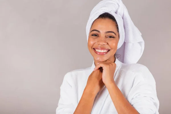 Mooie Braziliaanse Zwarte Vrouw Badjas Handdoek Close Foto Glimlachen Tanden — Stockfoto