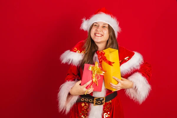 Caucasiana Brasileira Vestida Natal Papai Noel Abraçando Dois Presentes — Fotografia de Stock
