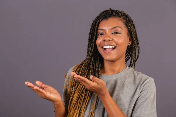 Genç Afro Brezilyalı Kadın Elleriyle Bir Şey Sunuyor Reklam Için — Stok fotoğraf