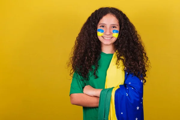 Бразильская Девушка Кавказка Футбольный Фанат Скрещенные Руки Оптимистичный Позитивный — стоковое фото
