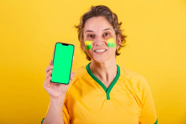 Volwassen Vrouw Braziliaanse Voetbalfan Smartphone Scherm Online Mobiel Apps App — Stockfoto