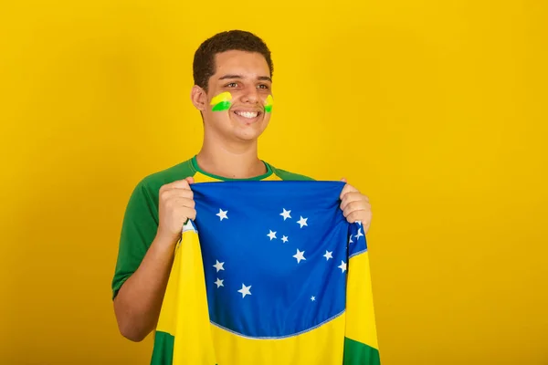 Молодий Бразильський Футбольний Фанат Одягнені Зелений Колір Мерехтливі Бразильським Прапором — стокове фото