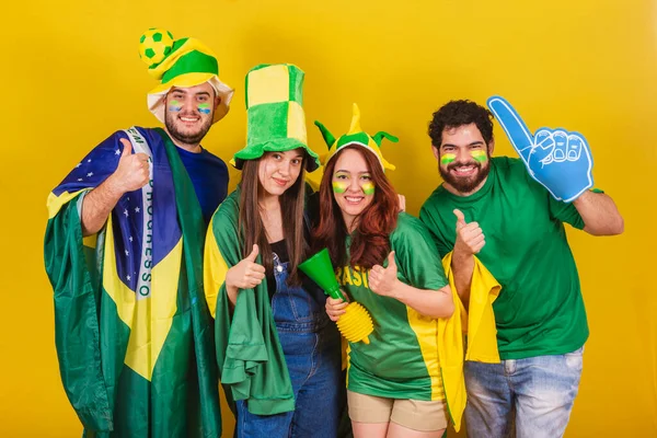 Gruppe Von Freunden Fußballfans Aus Brasilien Mit Brasilianischer Fahne Daumen — Stockfoto