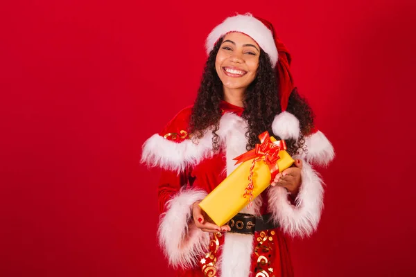 Bela Mulher Negra Brasileira Vestida Santa Claus Roupas Natal Segurando — Fotografia de Stock