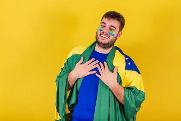 Caucásico Brasileño Hombre Ventilador Fútbol Brasil Riendo Relajante —  Fotos de Stock