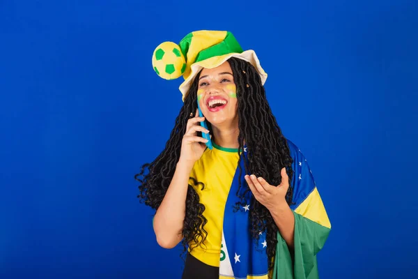 Joven Brasileño Negro Fanático Del Fútbol Hablando Por Voz Llamada —  Fotos de Stock
