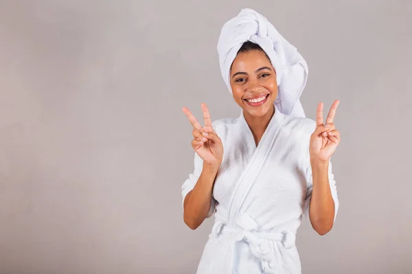 Mooie Braziliaanse Zwarte Vrouw Badjas Handdoek Vrede Liefde Goede Vibraties — Stockfoto