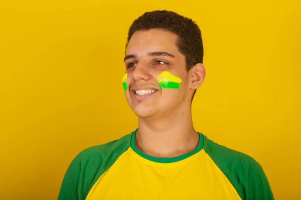 Fiatal Brazil Férfi Focirajongó Zöld Sárga Ruhába Öltözve Közeli Kép — Stock Fotó