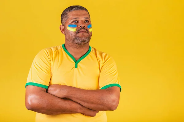 Brazylijczyk Czarny Fan Piłki Nożnej Brazylii Skrzyżowane Ramiona Optymistycznie Naprawdę — Zdjęcie stockowe