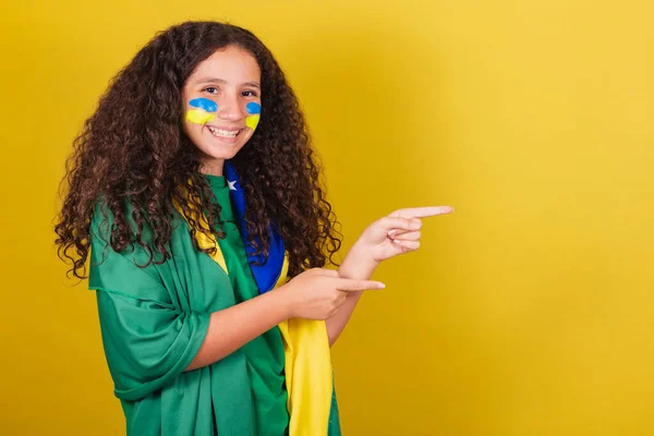 Brazilian Caucasian Football Fan Girl Pointing Side Showing Negative Space — Stock Photo, Image