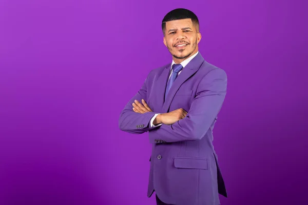 スーツと紫のネクタイを着たブラジルの黒人 バイオレットビジネスマン 腕は楽観的で自信に満ち — ストック写真