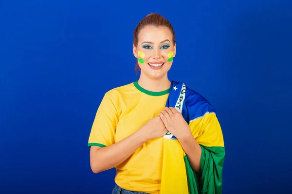 Kaukasierin Rotschopf Brasilianischer Fußballfan Brasilianer Blauer Hintergrund Singende Nationalhymne Dankbarkeit — Stockfoto