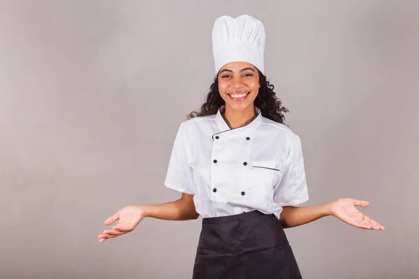 Genç Siyah Brezilyalı Kadın Aşçı Şef Açık Kollarla Hoş Geldiniz — Stok fotoğraf