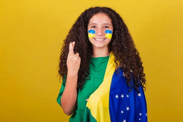 Brasileñas Caucasica Futbolista Dedos Cruzados Ovacionando Deseando Esperanzada —  Fotos de Stock