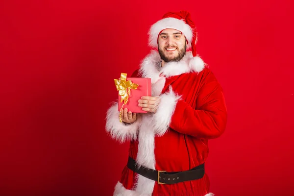 Caucásico Brasileño Vestido Con Traje Navidad Santa Claus Tenencia Regalo — Foto de Stock
