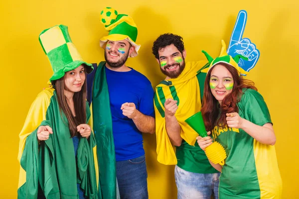 Grupo Amigos Aficionados Fútbol Brasil Con Bandera Brasil Apuntando Cámara — Foto de Stock