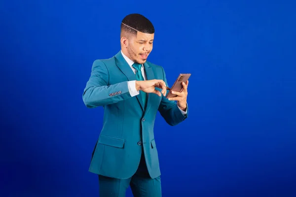 양복입고 넥타이를 브라질 비지니스맨 스마트폰을 사용하는 — 스톡 사진
