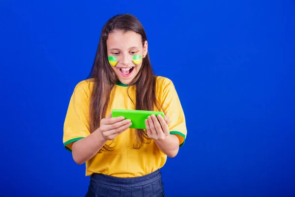 Jong Meisje Voetbalfan Uit Brazilië Mobieltje Vasthouden Verrast Een Smartphone — Stockfoto