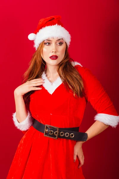Schöne Brasilianische Rothaarige Frau Weihnachtskleidung Weihnachtsmann Vertikale Fotomodellierung Für Die — Stockfoto