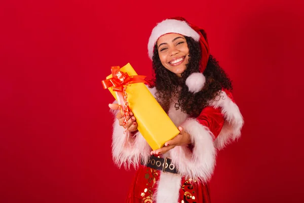 Bela Mulher Negra Brasileira Vestida Santa Claus Roupas Natal Presentear — Fotografia de Stock