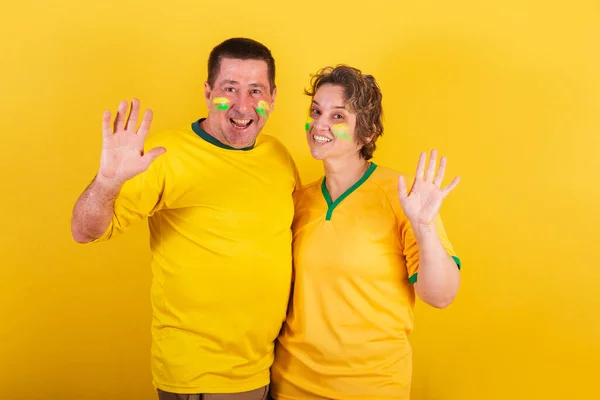 Erwachsenes Paar Fußballfans Aus Brasilien Isoliert Auf Gelb — Stockfoto