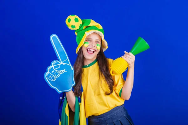 ブラジルのサッカーファンの少女です 帽子と旗に身を包んだ 泡指で — ストック写真