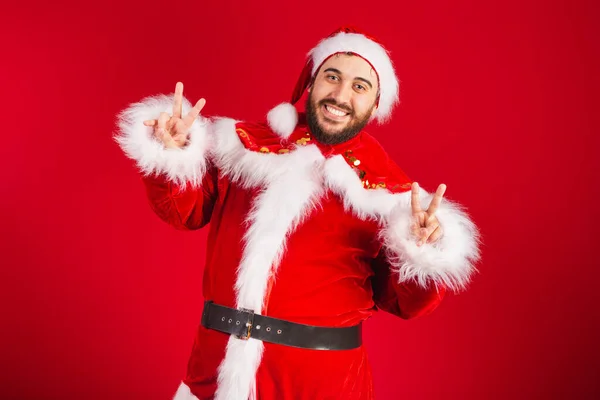Hombre Brasileño Vestido Con Ropa Santa Claus Signo Paz Amor —  Fotos de Stock