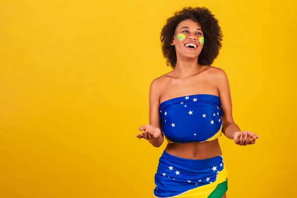 Genç Siyah Kadın Brezilyalı Futbol Fanatiği Kollarını — Stok fotoğraf