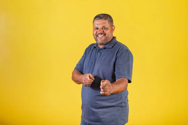 Hombre Negro Brasileño Adulto Sonriendo Apuntando Cámara Eligiéndote — Foto de Stock
