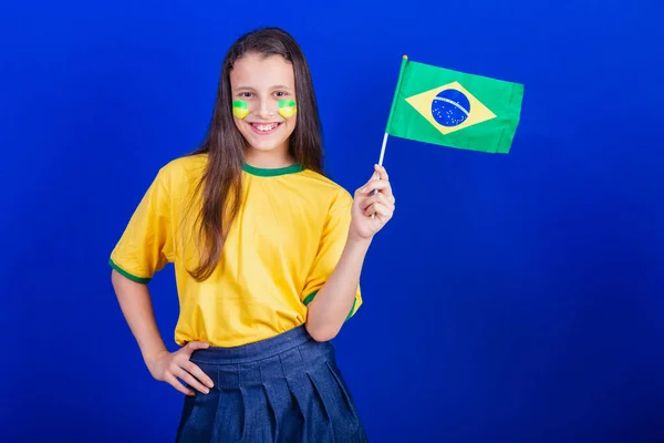 年轻姑娘 来自巴西的足球迷 手持巴西国旗 — 图库照片
