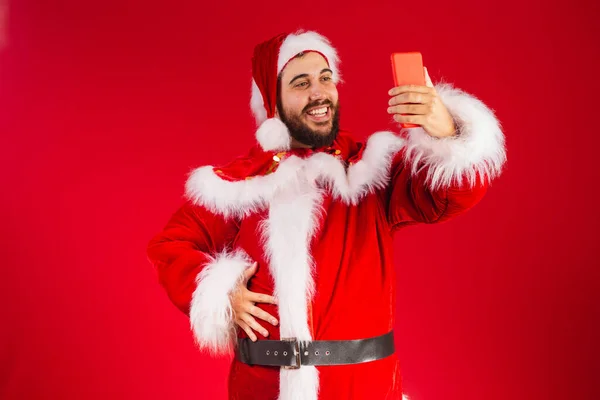 Brazilský Muž Oblečený Santa Claus Oblečení Drží Smartphone Autoportrét Mobilním — Stock fotografie