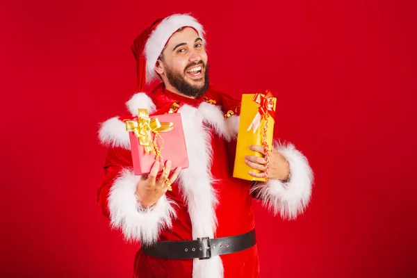 Brasilianischer Mann Weihnachtsmannkleidung Der Zwei Geschenke Der Hand Hält — Stockfoto