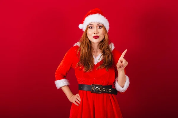 Mooie Braziliaanse Roodharige Vrouw Gekleed Kerstkleding Santa Claus Denken — Stockfoto