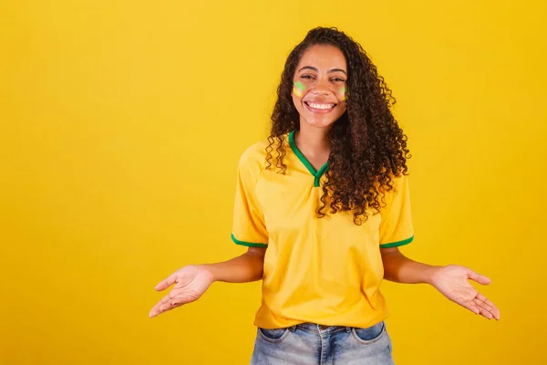 Genç Siyah Brezilyalı Kadın Futbol Fanatiği Açık Kollarla Hoş Geldiniz — Stok fotoğraf