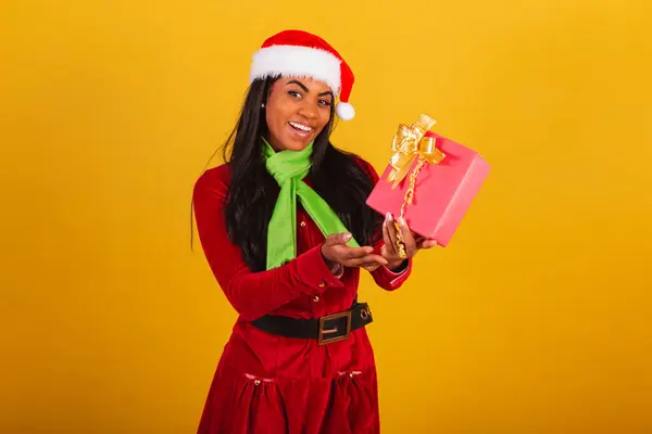 Прекрасна Чорна Бразилька Одягнена Різдвяний Одяг Санта Клаус Червоним Подарунком — стокове фото