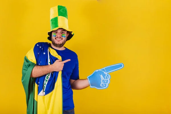 Βραζιλιάνος Καυκάσιος Οπαδός Του Ποδοσφαίρου Από Βραζιλία Φορώντας Καπέλο Χρησιμοποιώντας — Φωτογραφία Αρχείου