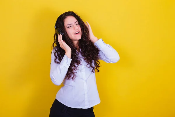 Mujer Escuchando Música Con Auriculares Animado Feliz Alegre — Foto de Stock