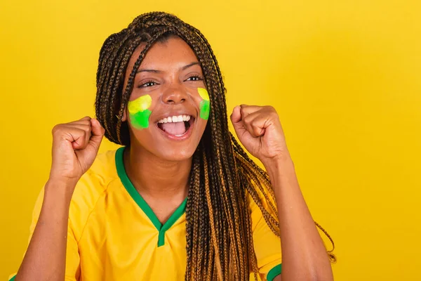 黒人女性の若いブラジル人サッカーファン クローズアップ写真 叫びのゴールお祝い サッカーブラジル — ストック写真
