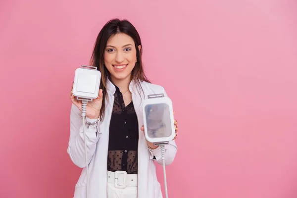 Beautiful Brazilian Beautician Cosmetologist Holding Two Hand Cryomodeling Device Criolipolisis — Stock Photo, Image