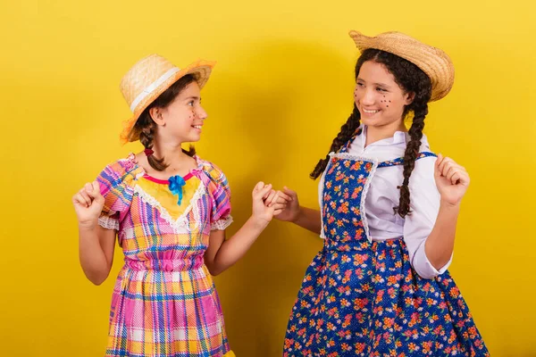 Irmãs Amigos Vestindo Roupas Típicas Festa Junina Dançar Festejar Brincar — Fotografia de Stock