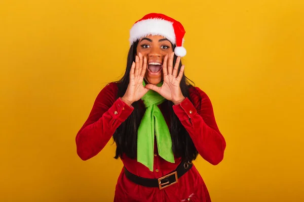Krásná Černá Brazilská Žena Oblečená Vánočních Šatech Santa Claus Křičící — Stock fotografie