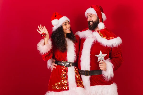 Brasilianska Par Klädda Till Jul Tomte Mumie Claus Hålla Jul — Stockfoto