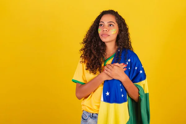 若い黒人のブラジル人女性サッカーファン ブラジルの国旗です 国歌を歌う — ストック写真