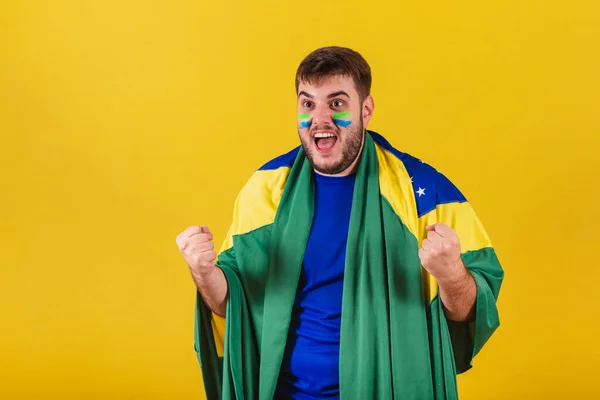 Uomo Brasiliano Caucasico Tifoso Calcio Dal Brasile Celebrando Gridando Obiettivo — Foto Stock
