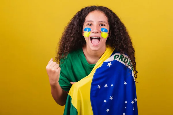 Brasilianerin Kaukasierin Fußballfan Lächelnd Schreiend Feiernd Feiernd Feiernd — Stockfoto