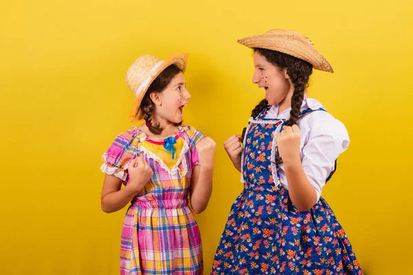Αδελφές Και Φίλοι Φορώντας Τυπικά Ρούχα Της Γιορτής Junina Γιορτάζοντας — Φωτογραφία Αρχείου