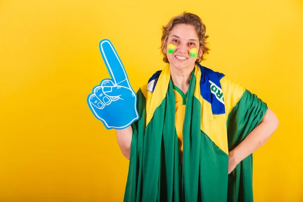 Dorosła Kobieta Brazylijski Fan Piłki Nożnej Smartfon Piankowym Palcem Uśmiechnięty — Zdjęcie stockowe