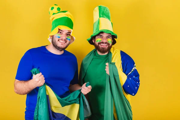 ブラジル人サッカーファンの2人の友人が選手権で応援するために着ていました — ストック写真