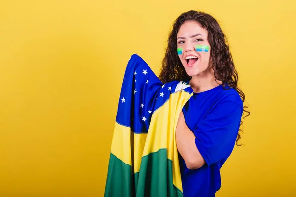 Γυναίκα Οπαδός Του Ποδοσφαίρου Οπαδός Της Brazil Παγκόσμιο Κύπελλο Κρατώντας — Φωτογραφία Αρχείου