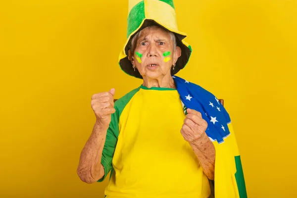 Ältere Frau Fußballfan Aus Brasilien Jubelt Mit Der Fahne — Stockfoto